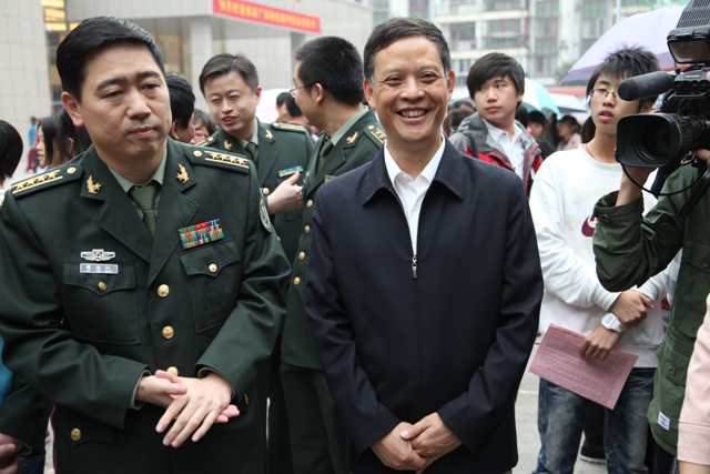 纪委书记刘青平与部队领导交流