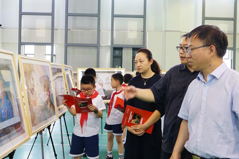 南京市鼓楼区教育局副局长侯正永在现场观展