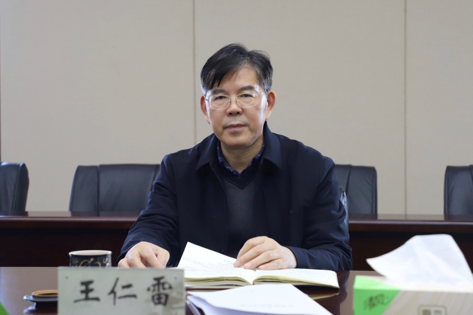 宣传部新闻中心王仁雷主持召开党委理论学习中心组集体学习会专题学习