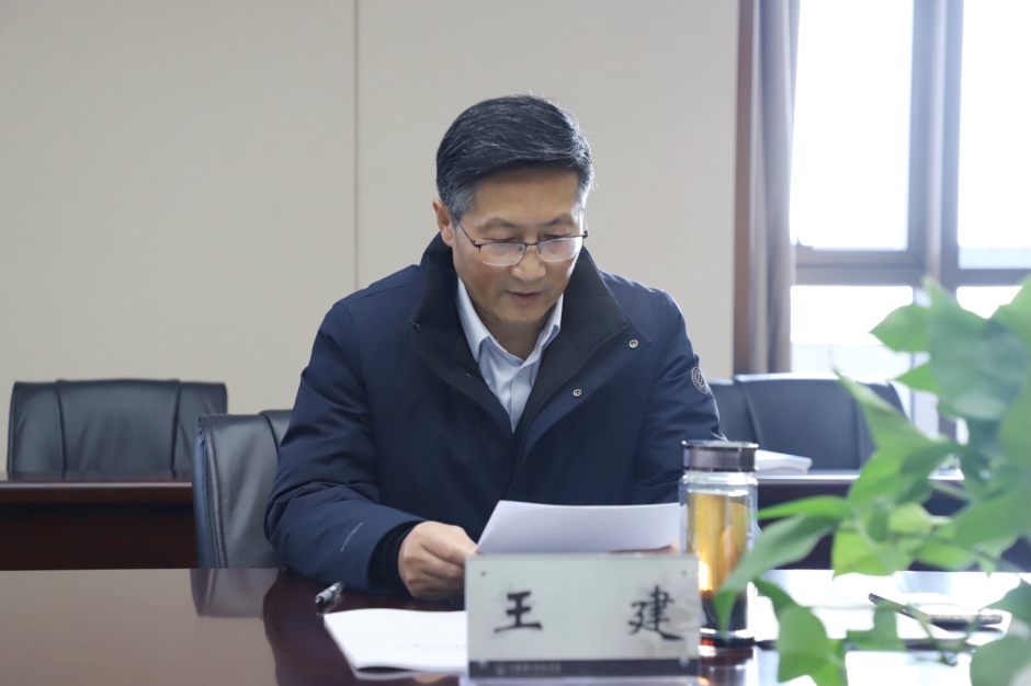 宣传部新闻中心王仁雷主持召开党委理论学习中心组集体学习会专题学习